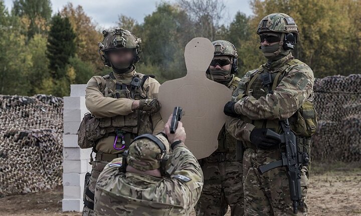Video: Thót tim xem chuyên gia Nga xả đạn vào nhau khi thử vũ khí
