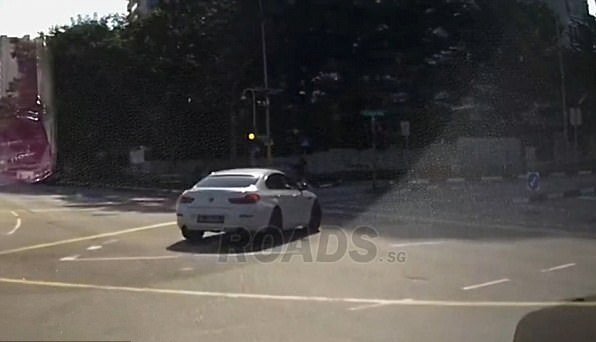 Clip: Ô tô 'ma' bí ẩn đột ngột xuất hiện, gây tai nạn kỳ quái giữa ngã tư