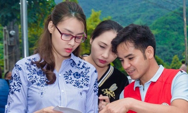 Hoa hậu Thùy Trang xót xa khi về Hòa Bình cứu trợ thiên tai