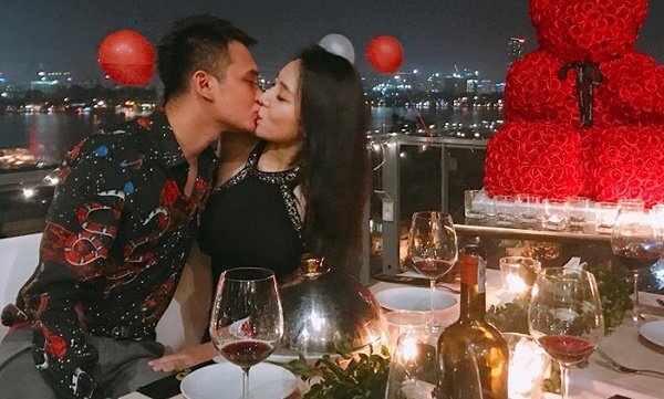 Khắc Việt tình tứ hôn bạn gái trong lễ cầu hôn