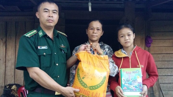 Thầy giáo quân hàm xanh dạy chữ, nhận đỡ đầu 3 học sinh nghèo mỗi năm