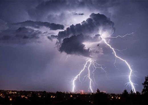 Đi thăm vườn, người đàn ông bị sét đánh cháy đen