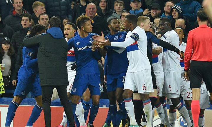 Fan cuồng tranh thủ 'đánh hôi' khi cầu thủ Everton và Lyon choảng nhau