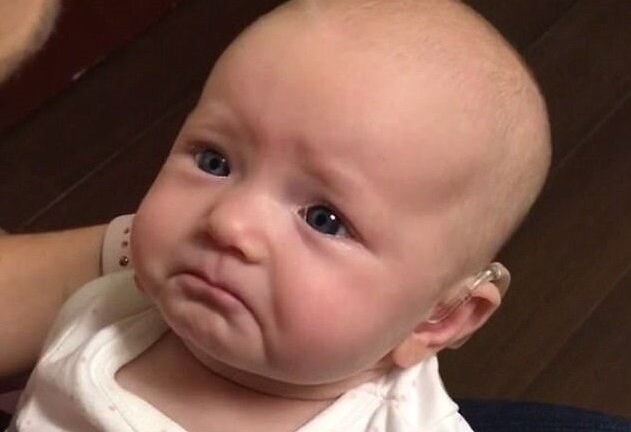 Xúc động khoảnh khắc em bé rớm lệ khi lần đầu nghe tiếng mẹ qua máy trợ thính