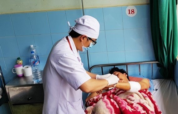 Buồn chuyện tình cảm, nam thanh niên cắt tay tự tử trong khách sạn