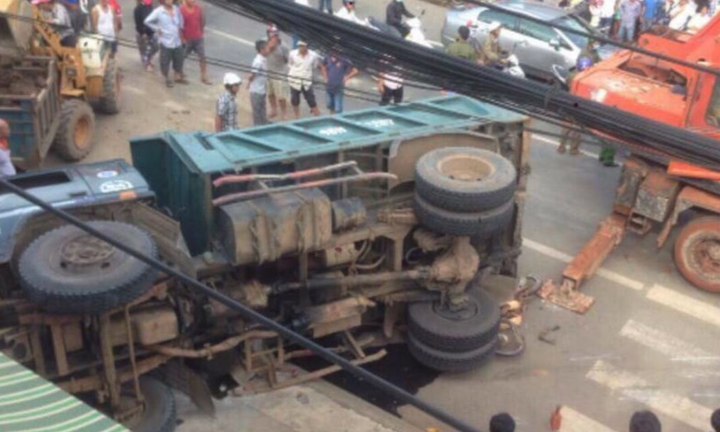 Video: Xe tải chở 6 tấn đất đá phóng nhanh, đổ lật đè chết người bán vé số