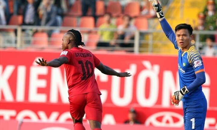 HLV SLNA bức xúc trọng tài: 'Bắt phải bằng nhìn nhận chứ không phải tiếng VĐV hét'