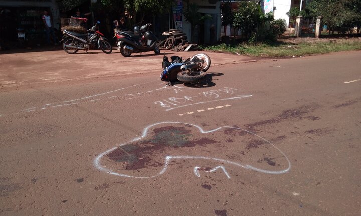 Xe máy lao vào xe công nông, 3 người thương vong