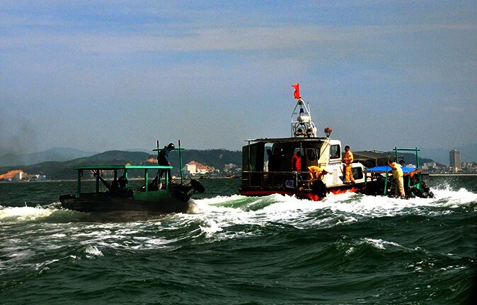 Ba tàu đâm va liên hoàn trên vịnh Hạ Long, một tàu chở 1.300 tấn than bị chìm