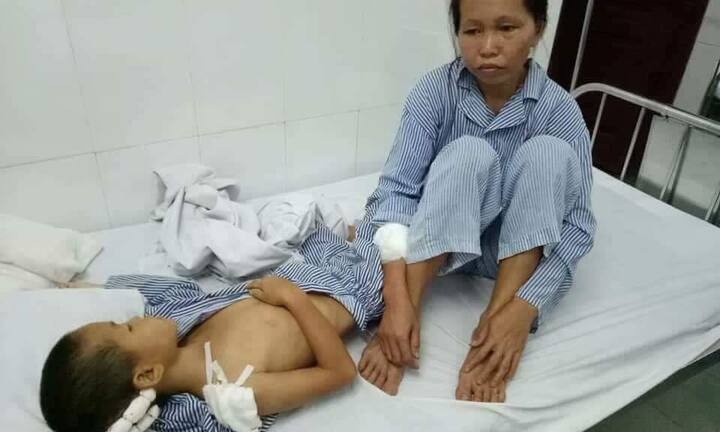 Chồng say rượu chém vợ con dã man