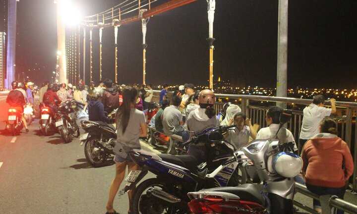 Người đàn ông bỏ lại xe ô tô nhảy xuống sông Hàn tự tử