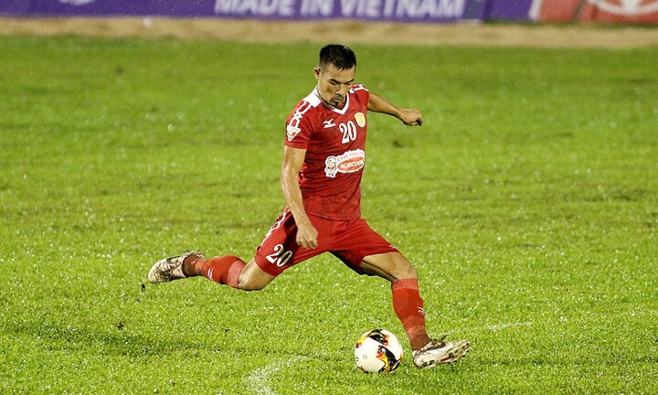 Trương Đình Luật: 34 tuổi vẫn 'cân' cả tây lẫn ta