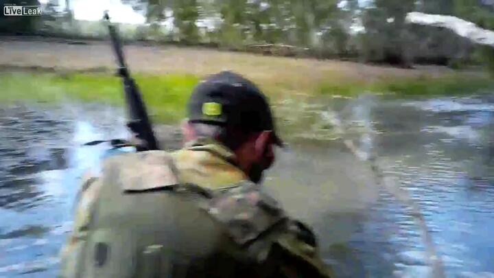 Cá sấu ẩn náu tài tình, đột kích suýt lấy mạng thợ săn