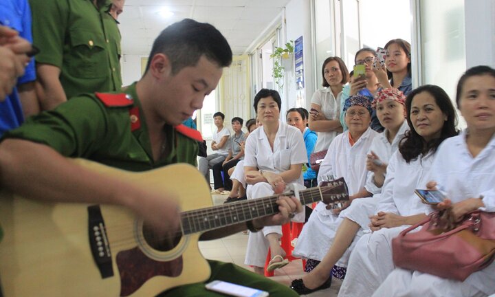Nam sinh cảnh sát cover ‘Nơi ấy con tìm về’ lay động trái tim nữ bệnh nhân ung thư