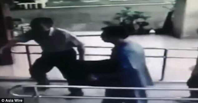 Video sốc: Bố mang xác con sơ sinh giấu dưới gầm giường 12 năm ra đầu thú