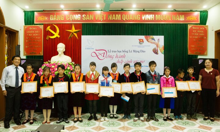 Trao tặng 389 suất học bổng trị giá gần 1,2 tỷ đồng cho học sinh miền Bắc