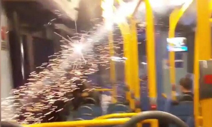 Video: 'Trẻ trâu' đốt pháo ném vào xe buýt khiến hành khách thất kinh