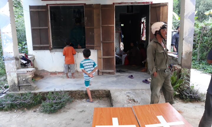 Nổ đầu đạn, vợ chồng chết thảm, 2 con nguy kịch