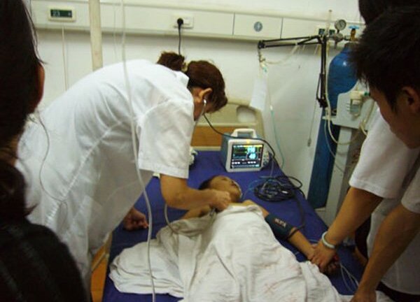 Ăn quà vặt quá nhiều, cậu bé 6 tuổi bị ung thư dạ dày, xuất huyết