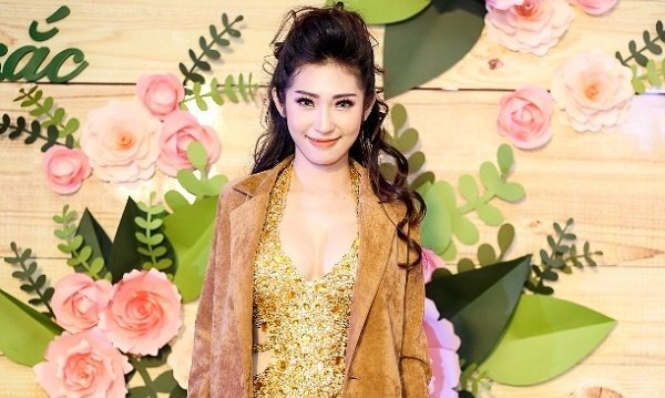 Khổng Tú Quỳnh diện trang phục cắt xẻ táo bạo, khoe đường cong nóng bỏng