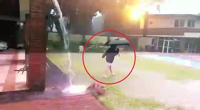 Cầm ô đứng chơi đùa dưới mưa, bị sét đánh hút chết