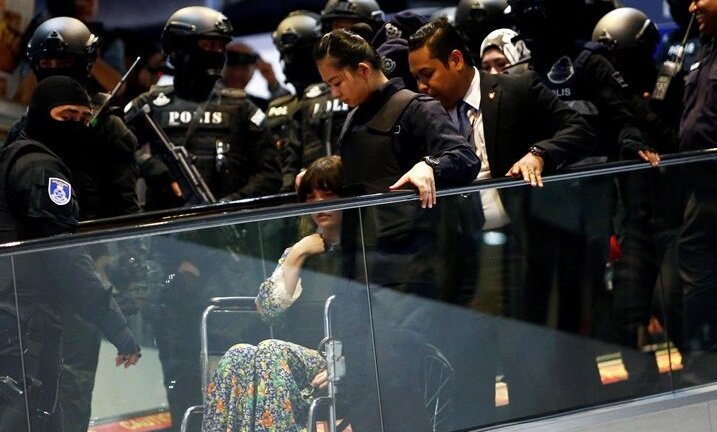 Kiệt sức sau 3 tiếng tái hiện nghi án Kim Jong-nam, Đoàn Thị Hương phải ngồi xe lăn