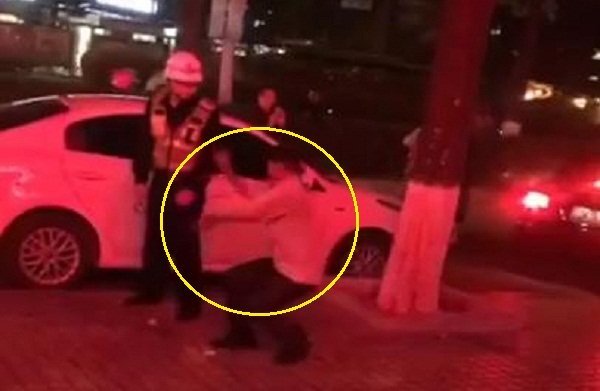 'Ma men' gây náo loạn đường phố, múa 'túy quyền' trước mặt cảnh sát