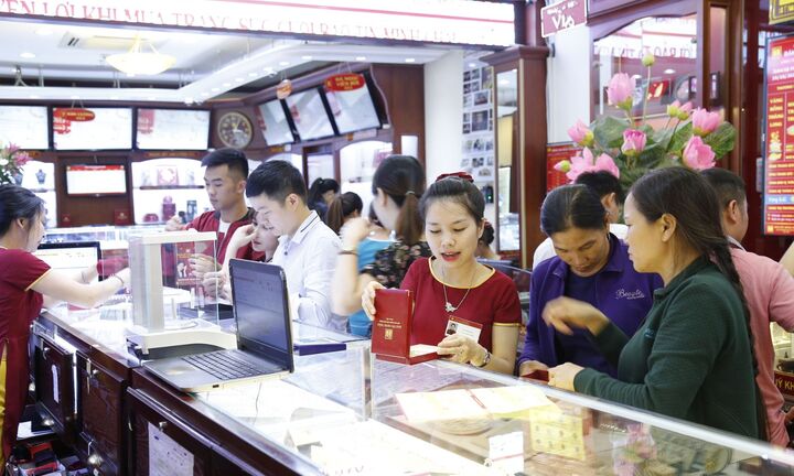 Giá vàng hôm nay 25/10: Không giữ được 'nhiệt', quay đầu giảm mạnh