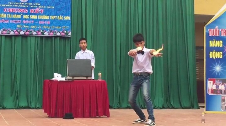 Nam sinh Thái Nguyên biểu diễn ảo thuật thần sầu gây sốt mạng xã hội