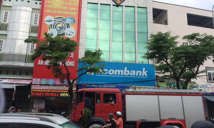 Điều hòa bốc cháy, nhân viên ngân hàng Sacombank tháo chạy