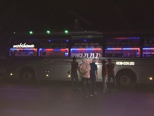 Truy tố nhóm thiếu niên ném đá xe khách trên đường Hồ Chí Minh