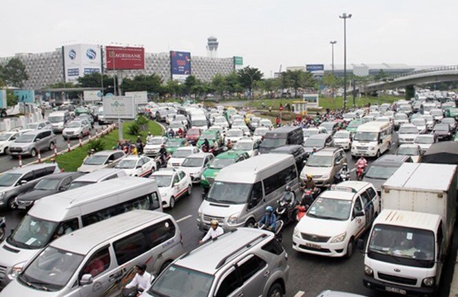 TP HCM yêu cầu Uber, Grab tạm ngừng kết nối xe mới