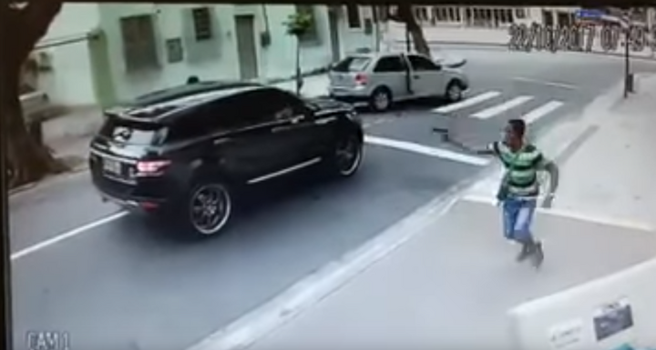 Hãi hùng cảnh thủ môn Brazil bị dí súng, cướp xe Range Rover ngay trên phố