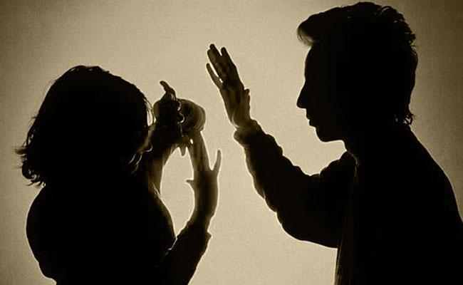 Khởi tố gã chồng nhẫn tâm chích điện vợ suýt chết