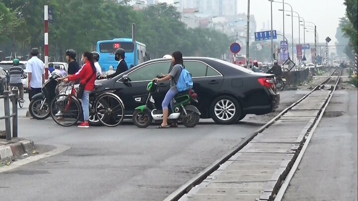 Video: Đi vào hành lang đường sắt, nhiều người quay đầu bỏ chạy khi thấy CSGT
