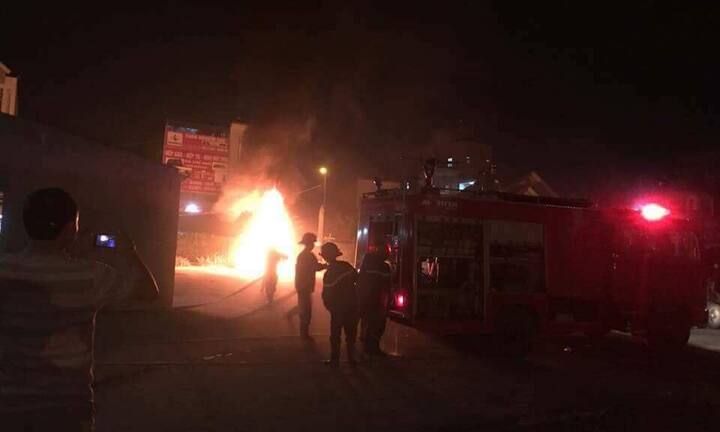 Xe hơi bốc cháy dữ dội trong sân chung cư ở Quảng Ninh