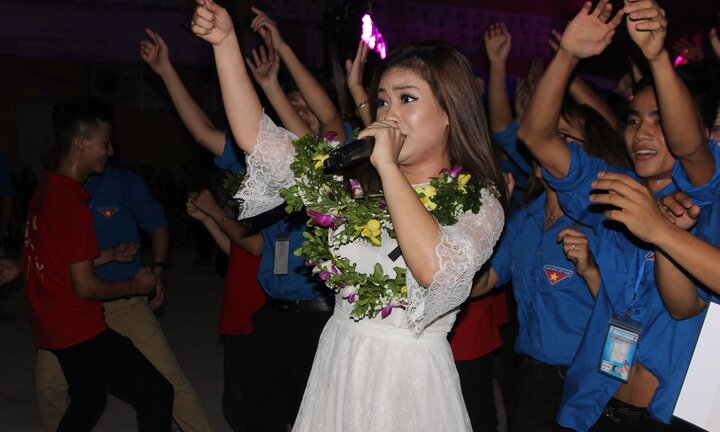 Ca sĩ Dương Hoàng Yến 'quẩy' tưng bừng trong đêm nhạc chào tân sinh viên ĐH Điện lực