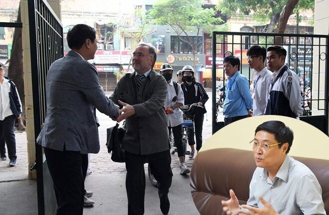 Bất ngờ thú vị về vị hiệu trưởng đứng ở cổng trường chào học sinh mỗi ngày