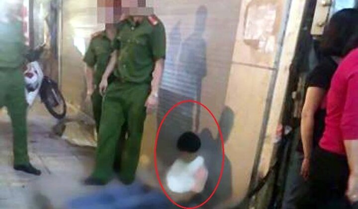 Đi đám cưới về, người đàn ông chết ngồi trên vỉa hè Hà Nội