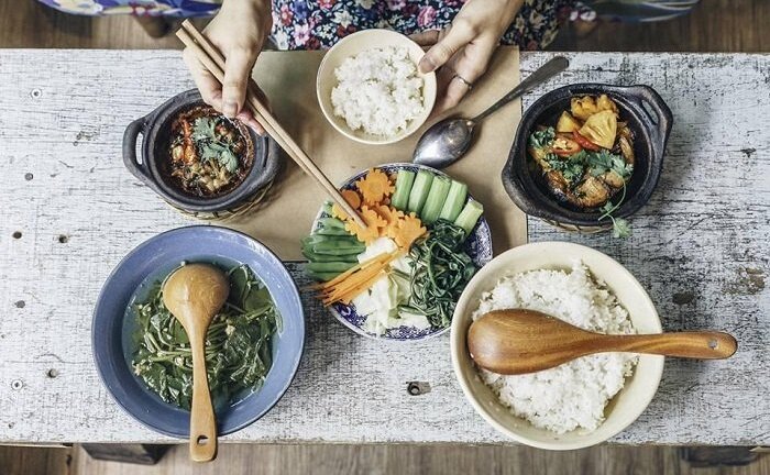 Đến nhà người yêu ăn cơm không mời còn kể lể, cô gái bị dân mạng 'ném đá' dữ dội