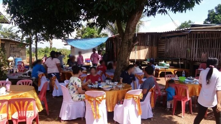 Cô dâu ngồi khóc nức nở vì bị chú rể cho 'leo cây' ngay trong đám cưới