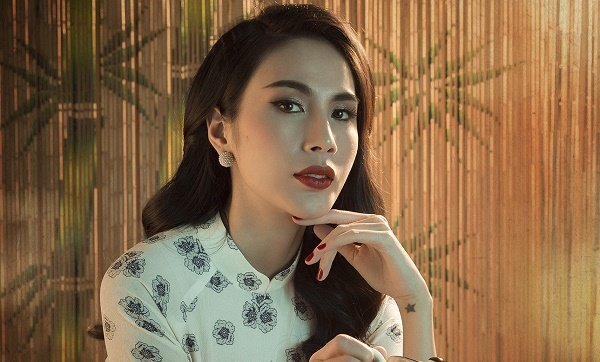 Thủy Tiên hoá quý cô Đông Dương xinh đẹp đầy kiêu sa