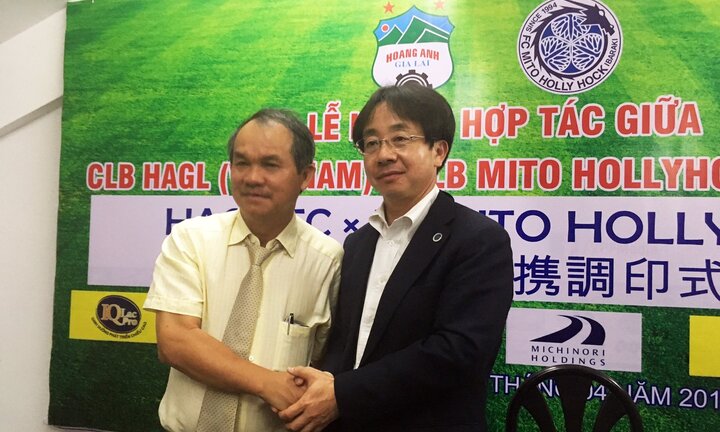 Chủ tịch Mito Hollyhock sang HAGL 'lấy người'