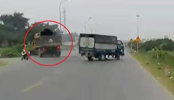 Xe ben phanh cháy lốp, drift 'khét lẹt' tránh xe tải sang đường