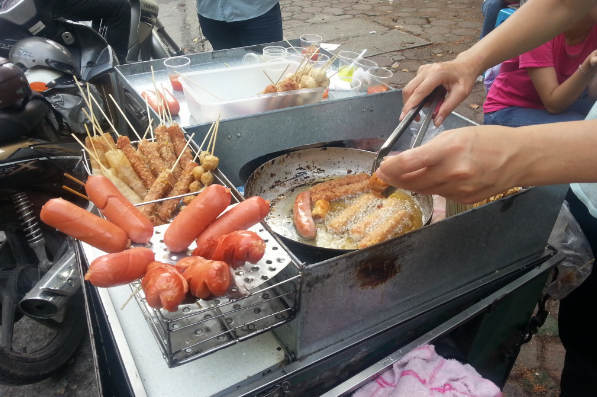 Xúc xích nhão nhoét bốc mùi khó chịu, chế biến từ nguyên liệu bẩn không ngờ