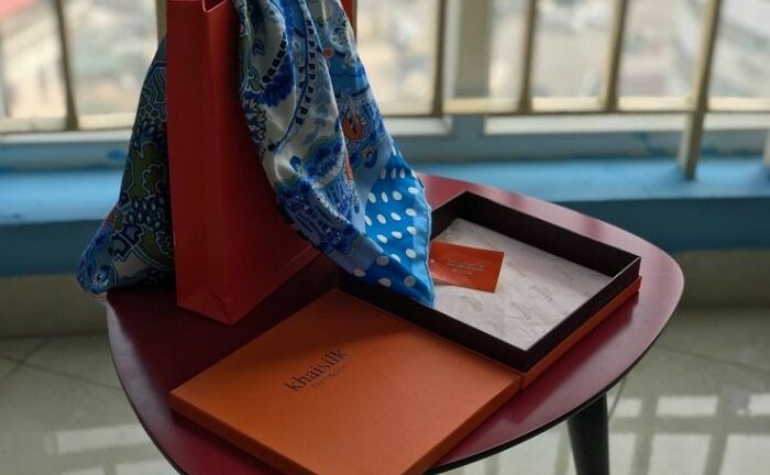 Trên tay khăn lụa Khải silk: Giá 1,6 triệu đồng nhưng đường kim mũi chỉ như 'hàng chợ'