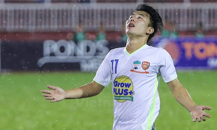 Video: Siêu phẩm đá phạt táo bạo của Minh Vương gỡ hòa cho HAGL