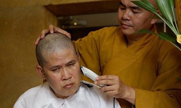 Nghệ sĩ Phước Sang quyết định xuống tóc khi cha qua đời