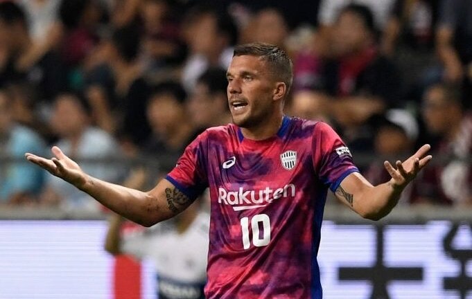 Video: Cầu thủ Nhật Bản đấm đồng đội rồi dàn cảnh ăn vạ thô thiển