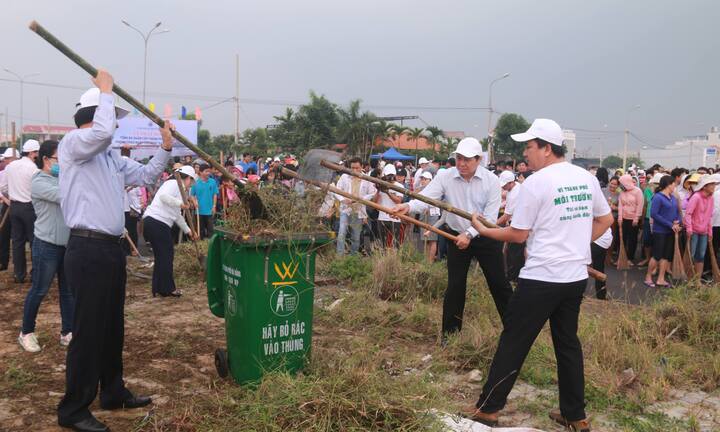 Chủ tịch Đà Nẵng Huỳnh Đức Thơ xuống đường dọn cỏ dại cùng người dân